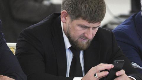 Рамзан Кадыров с телефоном в руках Рамзан Кадыров