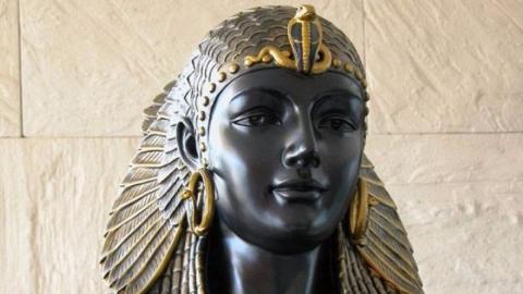 Находка двух позолоченных мумий в Египте может привести к гробнице Клеопатры Клеопатра