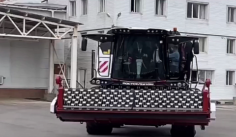 Михаил Мишустин за рулем комбайна на Ростсельмаше