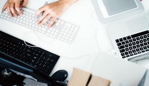 руки на ноутбуке