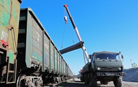 В Крым прибыл первый эшелон с материалами для водовода Железнодорожный эшелон