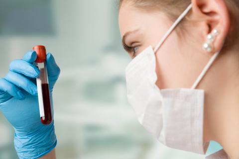 Лаборант с пробиркой крови