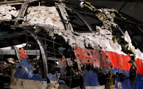 Китай привел веские аргументы, подтверждающие вину Украины в крушении MH17 Обломки разбившегося малазийского боинга MH17
