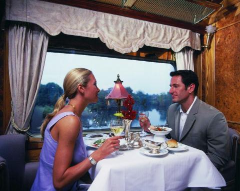 Девушка с мужчиной в купе поезда