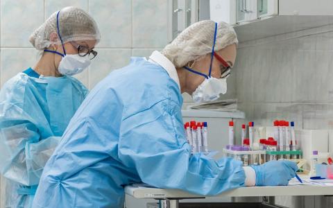 Медики в лаборатории