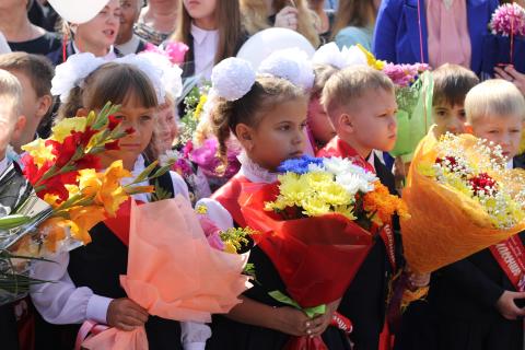 Школьная линейка 1 сентября День знаний Дети с цветами на линейке