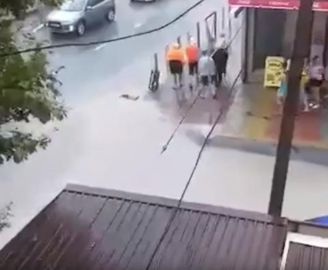 В Сочи ребенок погиб, упав в канализацию во время ливня – его унесло в море