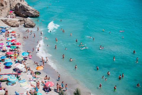 люди на пляже в купальниках картинки