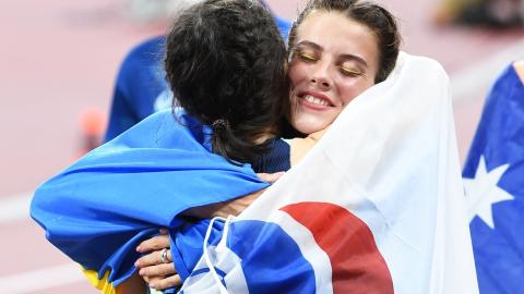 Легкоатлетки Мария Ласицкене и Ярослава Магучих после соревнований на Олимпиаде в Токио олимпийский игры в токио