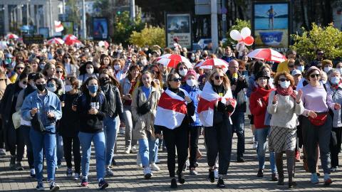 Белоруссия протесты флаг толпа люди 