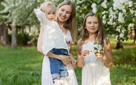 Единовременную выплату начали получать семьи с детьми от 3 до 16 лет Мама с детьми