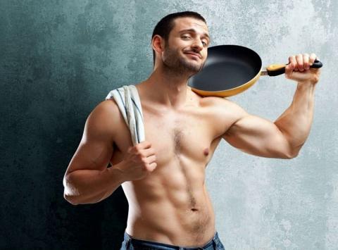 Мужчина со сковродкой