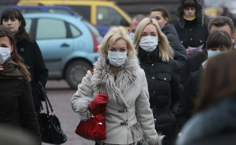 Люди в масках на улице