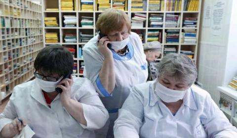 работники регистратуры поликлиники