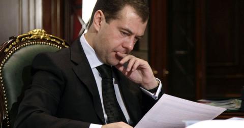 Медведев читает