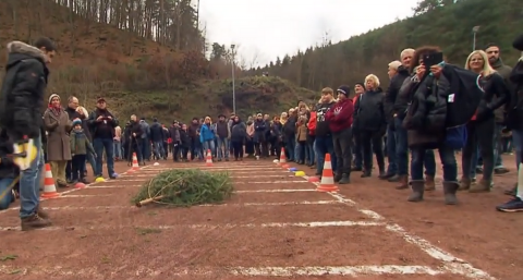 Чемпионат по метанию рождественских ёлок в Вандентале