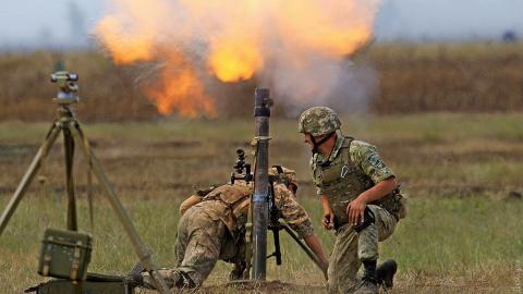 Минометный расчет на передовой Выстрел из миномета
