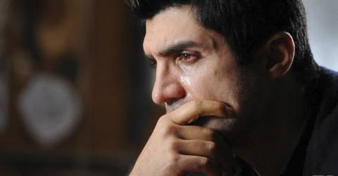 Мужчина плачет