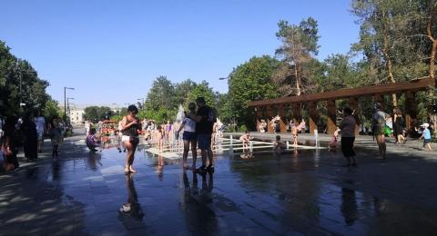 люди гуляют по городу