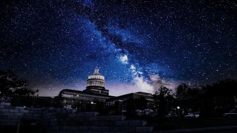 Загадочное небесное явление наблюдается по всему миру