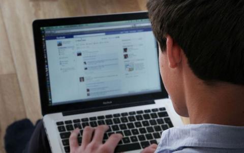 Ростов-на-Дону оказался в топе матерящихся городов Человек за ноутбуком