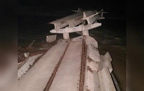 Обрушившийся мост через горную реку Большая Лаба на Кубани