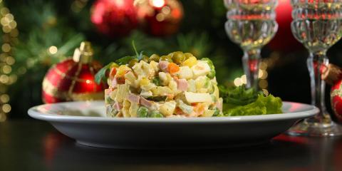 Новогодний стол, оливье Новогодний стол, оливье