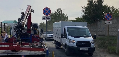Эвакуатор у дорожного знака Стоянка запрещена