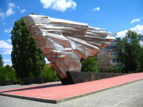 Ахтубинск, «Крыло Икара» (мемориал «Лётчикам-испытателям прошлого, настоящего и будущего»)