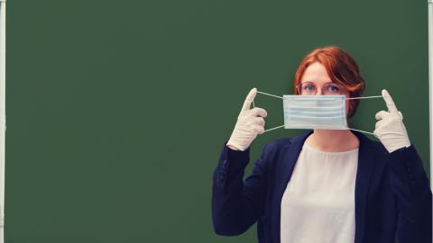 педагог в маске