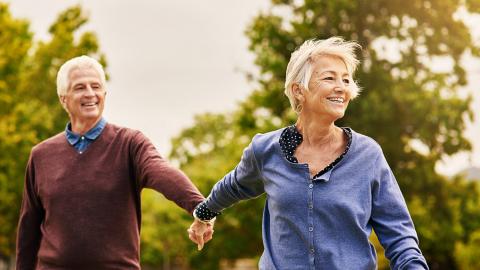 Пенсионеры мужчина и женщина