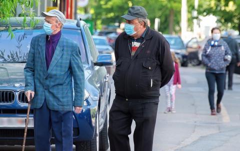 Люди в масках на улице