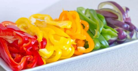 Нарезанный ломтиками разноцветный болгарский перец болгарский перец