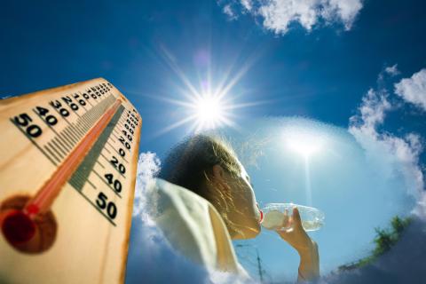 Сильная жара девушка пьет воду