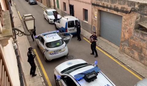 Испанские полицейские развлекают песнями сидящих на карантине людей Испанские полицейские