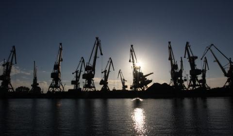 Морской транспортный порт ночью Порт