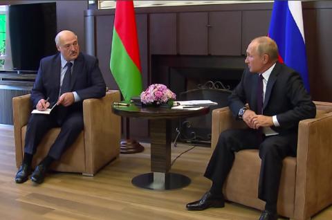 Психолог расшифровала позу Путина во время переговоров с Лукашенко в Сочи