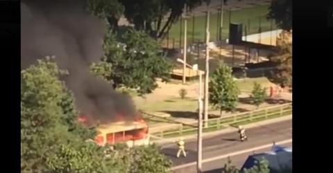 Пожарные ликвидируют возгорание автобуса Горит автобус, пожарные