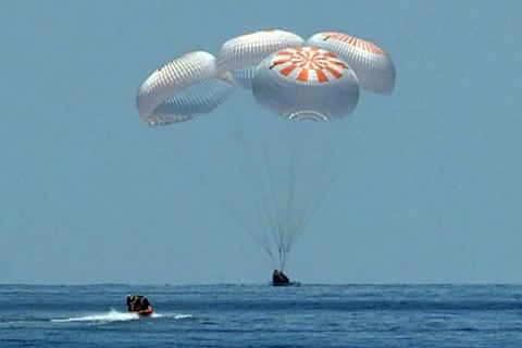 возвращение Crew Dragon с американскими астронавтами в Мексиканском заливе посадка американских астронавтов в Мексиканском заливе