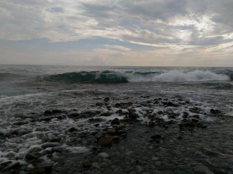 В Сочи приостановили активные поиски двух детей, унесенных в море