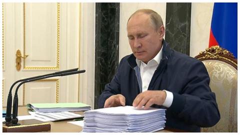Путин читает