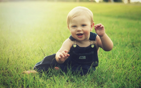 Фонд защиты детей будет создан в России Малыш на траве