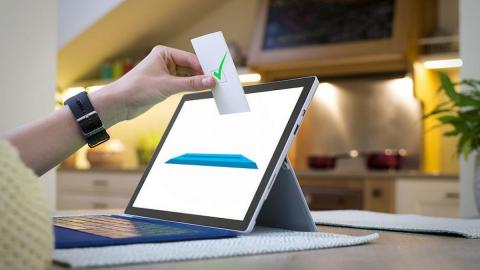 рука и монитор