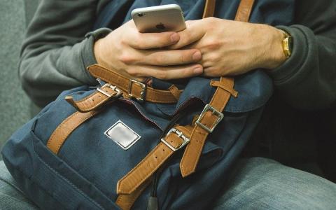 Человек с рюкзаком и телефоном