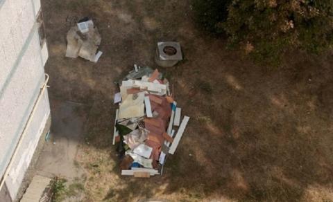 В Ростове-на-Дону бездомные построили шалаш около многоэтажки