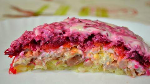 «Селедка под шубой»: классический рецепт слоеного салата пошагово к новогоднему столу