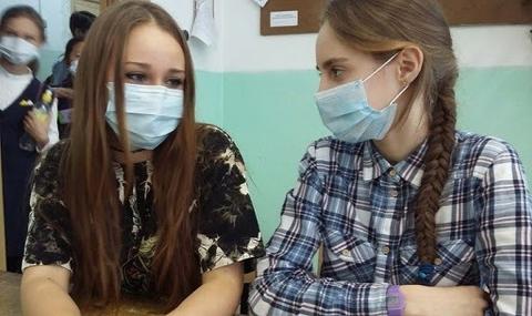 Школьницы в медицинских масках