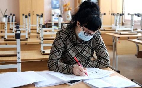 учитель в маске в школьном классе картинка педагог в классе картинка