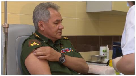 Сергей Шойгу ставит прививку Шойгу прививка