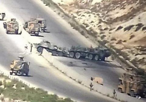 Бронемашины на дороге